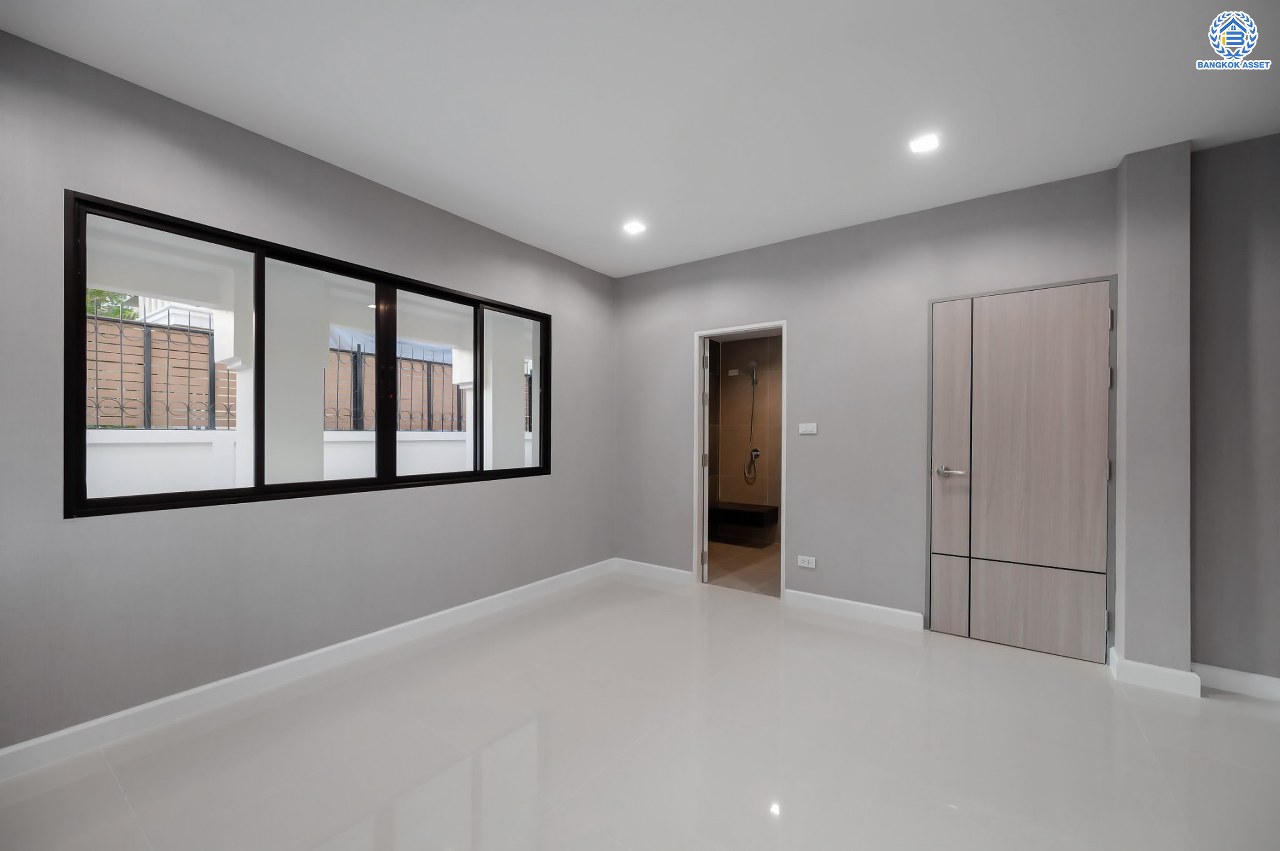 บ้านมือสองตกแต่งใหม่ โครงการ พฤกษ์ภิรมย์รีเจนท์ ปิ่นเกล้า บนสังคมคุณภาพจากแบรนด์ Q.House หลังใหญ่กว่า 113.4 ตร.ว. ดีไซน์ทันสมัยฟังก์ชัน 5 ห้องนอน (ห้องนอนชั้นล่าง 1 ห้อง) 5 ห้องน้ำ 1 ห้องแม่บ้าน จอดรถได้ 3 คัน บนที่สุดแห่งทำเลศักยภาพ หน้าโครงการติดถ.กาญจนาภิเษก เชื่อมต่อทุกการเดินทาง ใกล้จุดขึ้นทางด่วน "ศรีรัช" และรถไฟฟ้าสายสีม่วง "สถานีตลาดบางใหญ่"